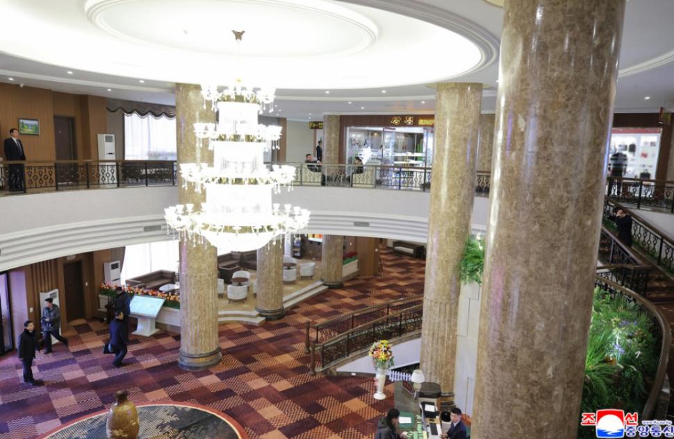 Kim Jong Un și-a luat fiica de mână și a dus-o să-i arate ce stațiune de lux a construit la munte 1033438