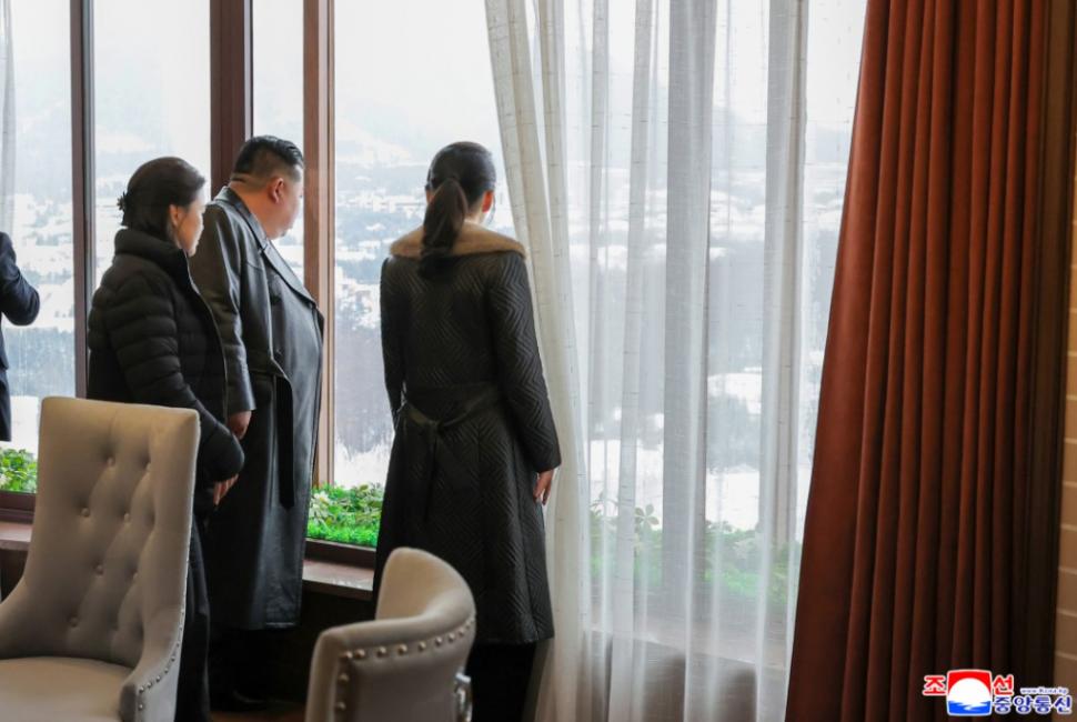 Kim Jong Un și-a luat fiica de mână și a dus-o să-i arate ce stațiune de lux a construit la munte 1033439