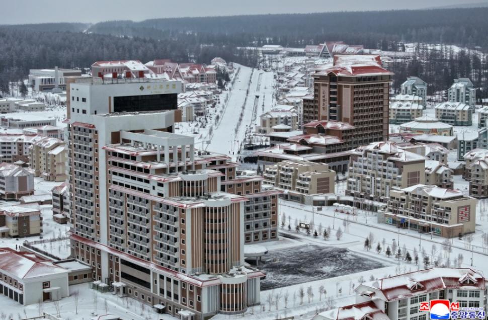 Kim Jong Un și-a luat fiica de mână și a dus-o să-i arate ce stațiune de lux a construit la munte 1033440