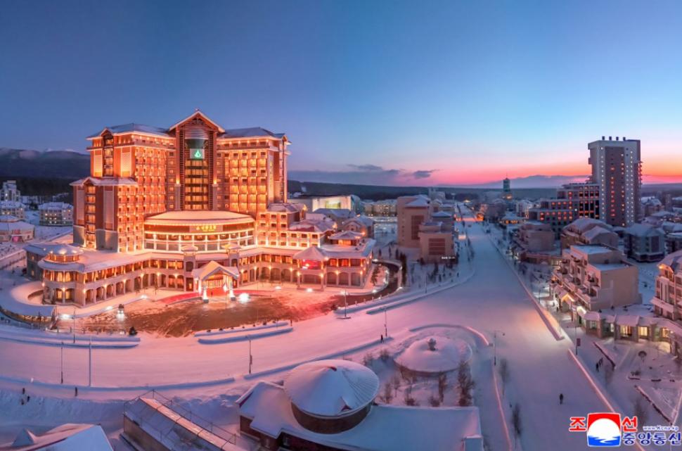 Kim Jong Un și-a luat fiica de mână și a dus-o să-i arate ce stațiune de lux a construit la munte 1033441