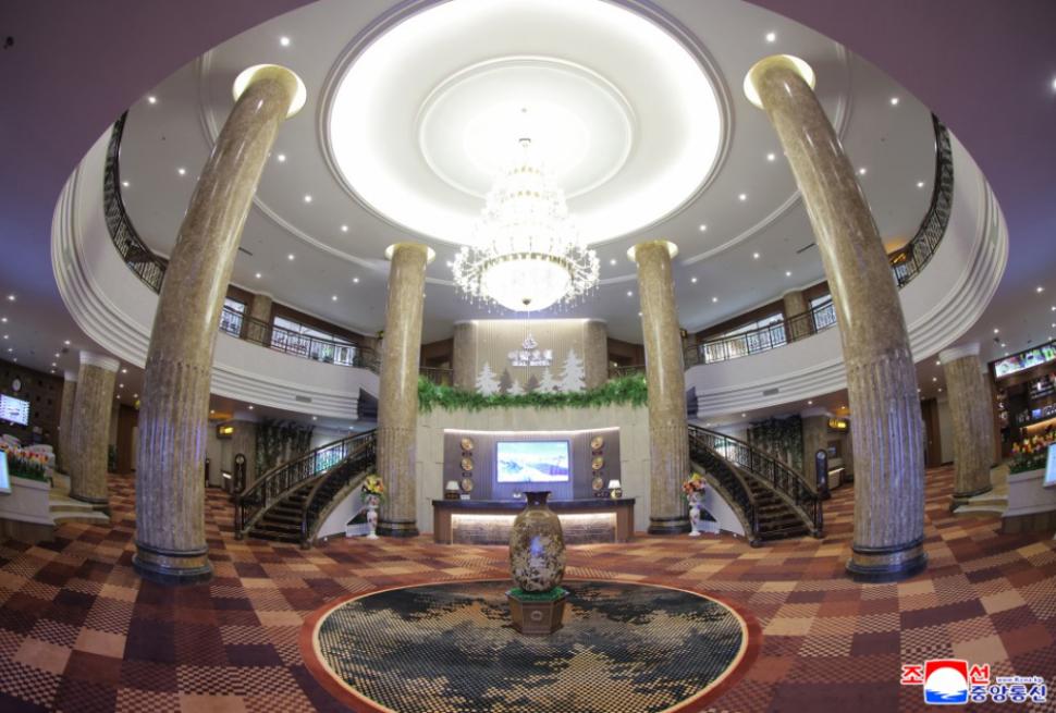 Kim Jong Un și-a luat fiica de mână și a dus-o să-i arate ce stațiune de lux a construit la munte 1033442