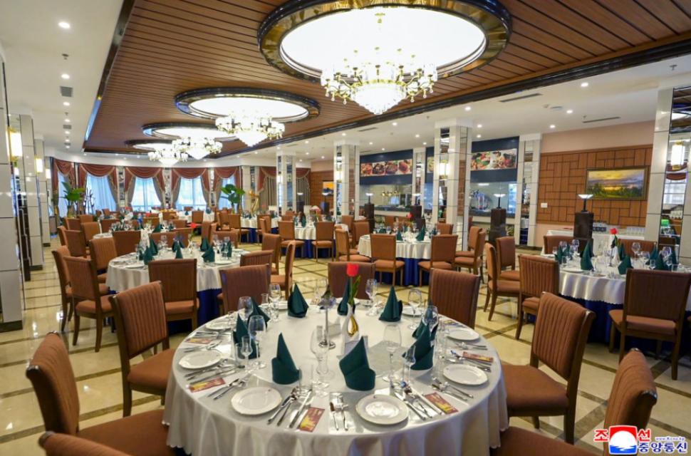 Kim Jong Un și-a luat fiica de mână și a dus-o să-i arate ce stațiune de lux a construit la munte 1033443