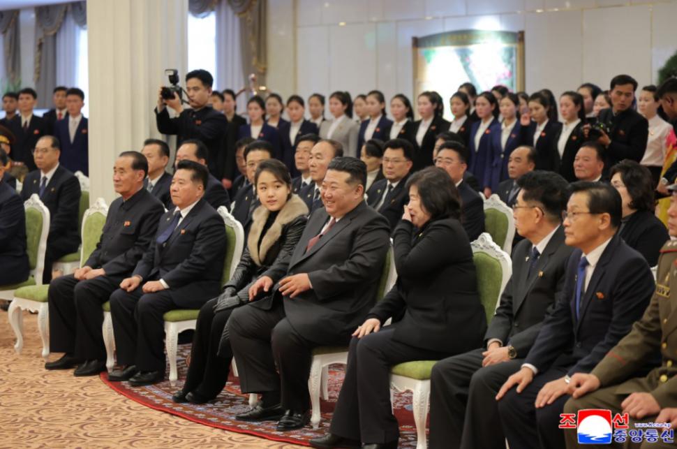 Kim Jong Un și-a luat fiica de mână și a dus-o să-i arate ce stațiune de lux a construit la munte 1033444