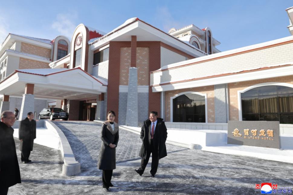 Kim Jong Un și-a luat fiica de mână și a dus-o să-i arate ce stațiune de lux a construit la munte 1033445