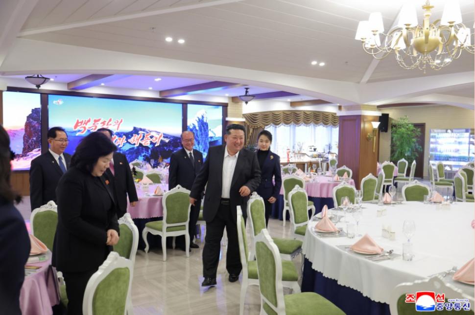 Kim Jong Un și-a luat fiica de mână și a dus-o să-i arate ce stațiune de lux a construit la munte 1033448