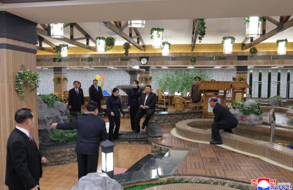 Kim Jong Un și-a luat fiica de mână și a dus-o să-i arate ce stațiune de lux a construit la munte 1033449