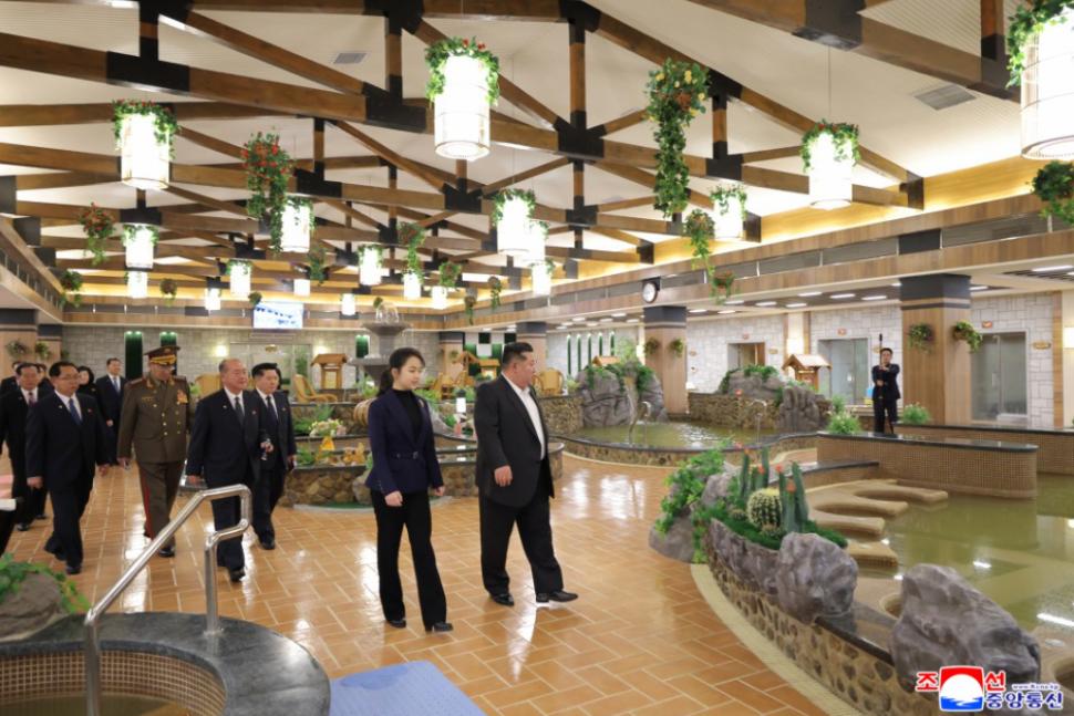 Kim Jong Un și-a luat fiica de mână și a dus-o să-i arate ce stațiune de lux a construit la munte 1033450