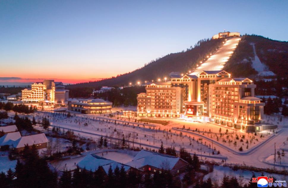 Kim Jong Un și-a luat fiica de mână și a dus-o să-i arate ce stațiune de lux a construit la munte 1033453