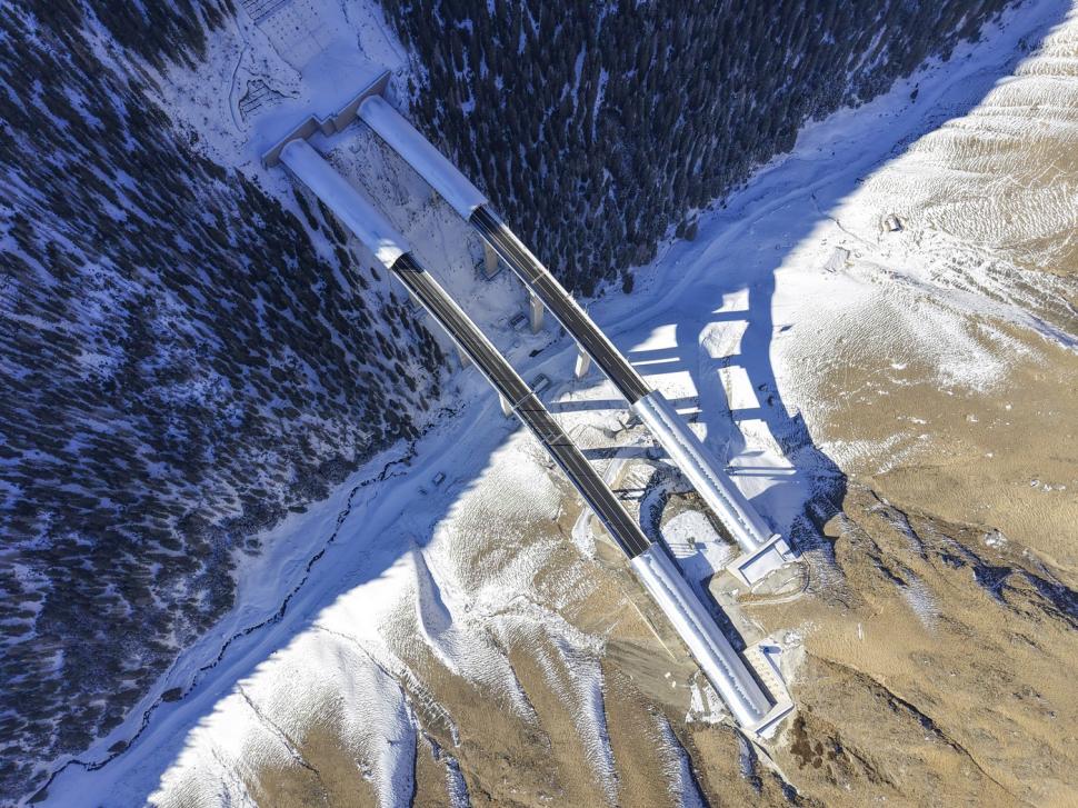 Cel mai lung tunel din lume este finalizat. Are 22 de kilometri și a fost săpat în munți 1033995