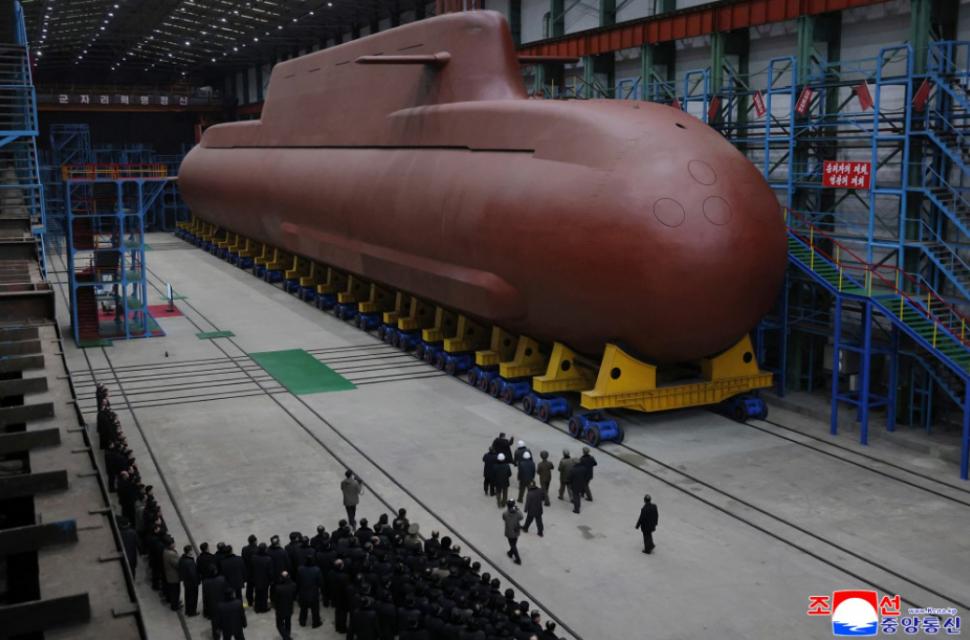 După ce au vizitat o stațiune montană de lux, Kim Jong Un și-a dus fiica să-i arate și un submarin nuclear  1033968