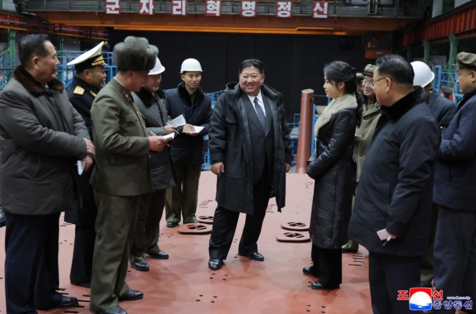 După ce au vizitat o stațiune montană de lux, Kim Jong Un și-a dus fiica să-i arate și un submarin nuclear  1033970