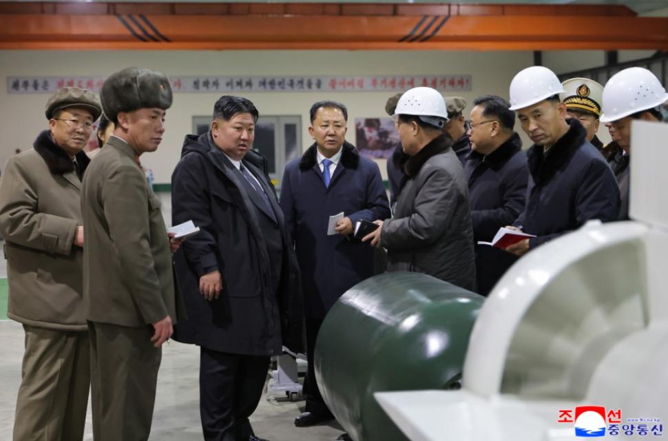 După ce au vizitat o stațiune montană de lux, Kim Jong Un și-a dus fiica să-i arate și un submarin nuclear  1033971