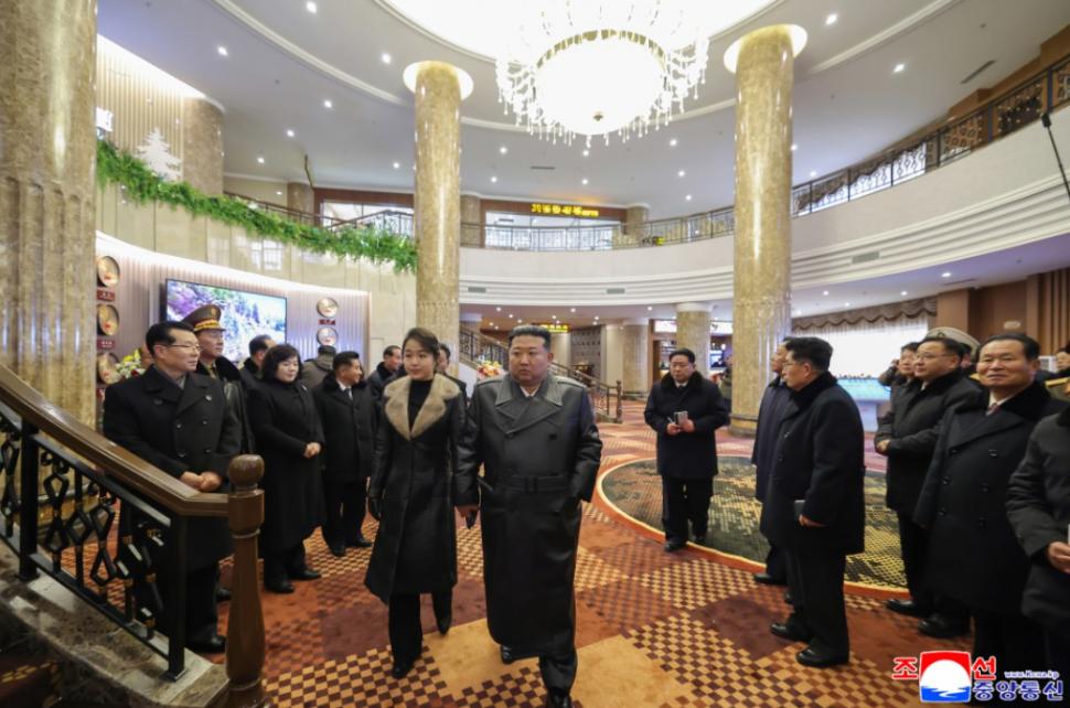 După ce au vizitat o stațiune montană de lux, Kim Jong Un și-a dus fiica să-i arate și un submarin nuclear  1033972
