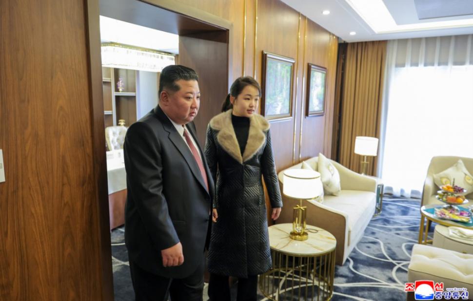 După ce au vizitat o stațiune montană de lux, Kim Jong Un și-a dus fiica să-i arate și un submarin nuclear  1033973