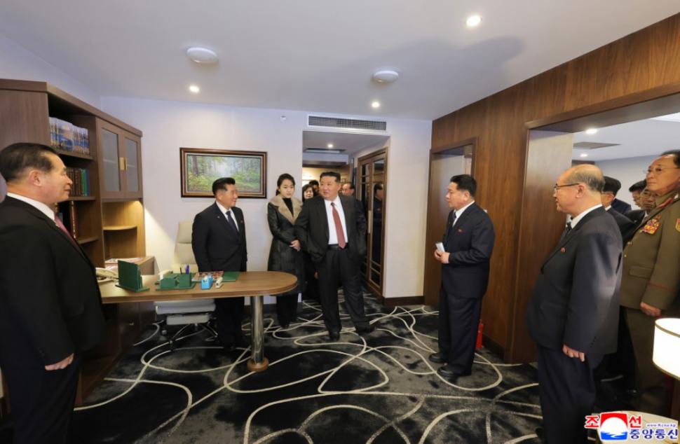 După ce au vizitat o stațiune montană de lux, Kim Jong Un și-a dus fiica să-i arate și un submarin nuclear  1033975