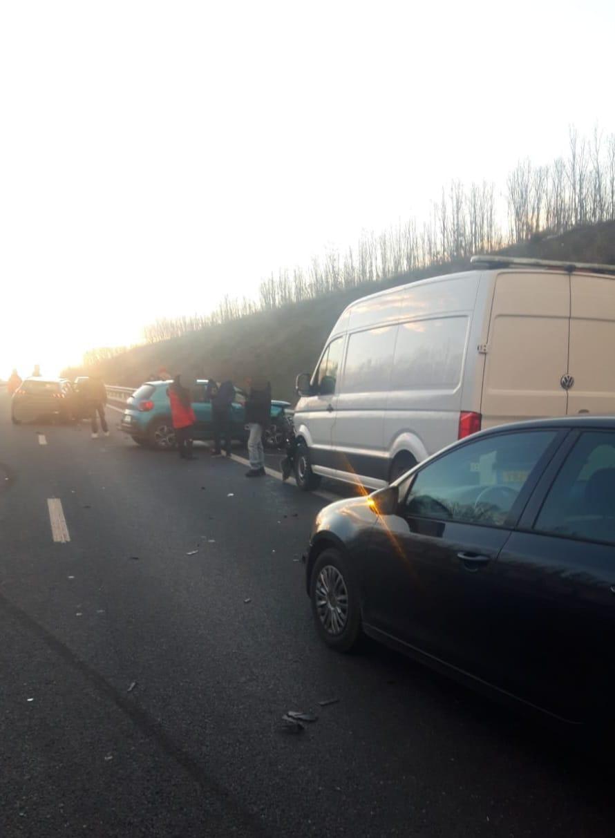 Accident grav în judeţul Olt, în care au fost implicate zece mașini cu 27 de oameni. A fost activat planul roșu de intervenție  1034149