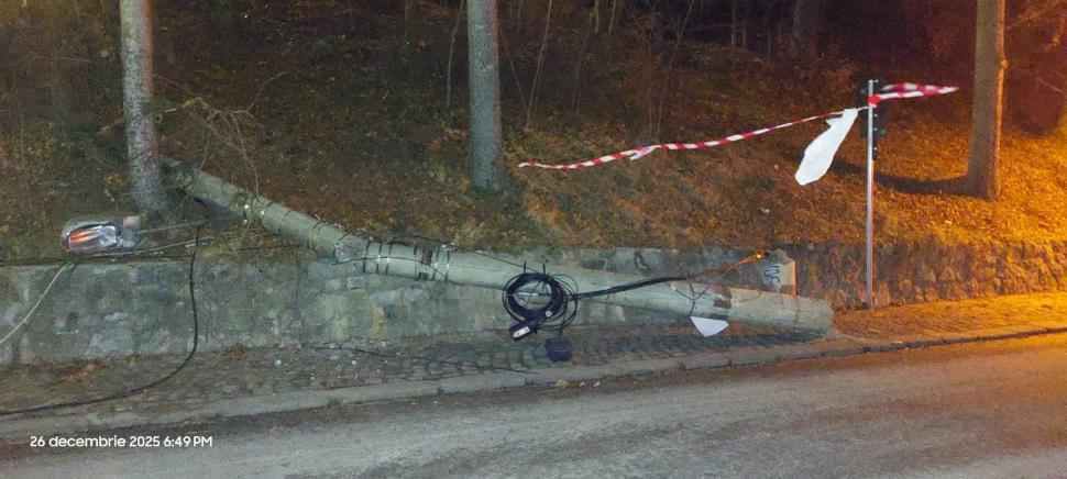 Sinaia: Copaci căzuți peste mașini și stâlpi de electricitate din cauza vântului puternic 1034167