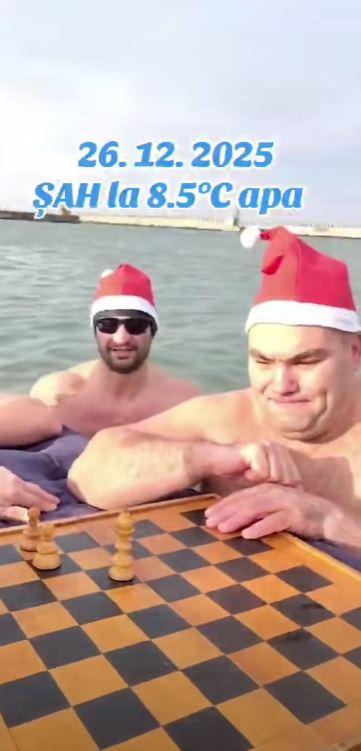 Imagini virale de la malul Mării Negre: Patru bărbaţi curajoşi au jucat şah în apa rece, în a doua zi de Crăciun 1034202