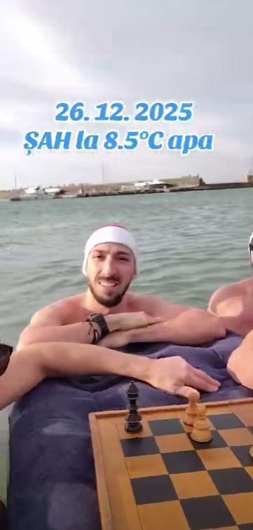 Imagini virale de la malul Mării Negre: Patru bărbaţi curajoşi au jucat şah în apa rece, în a doua zi de Crăciun 1034203