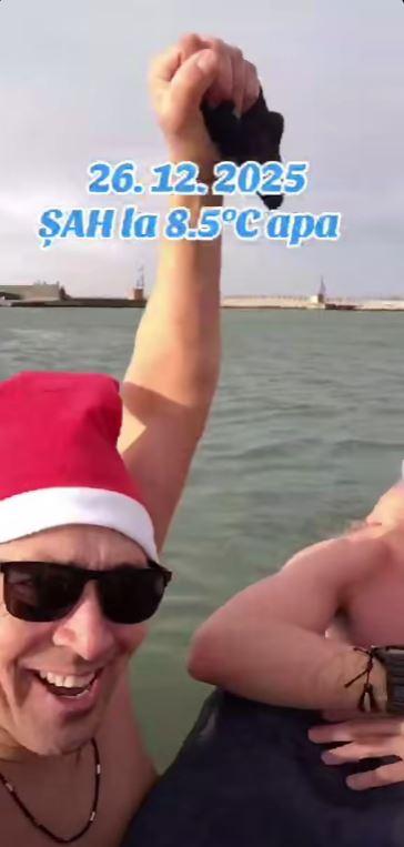 Imagini virale de la malul Mării Negre: Patru bărbaţi curajoşi au jucat şah în apa rece, în a doua zi de Crăciun 1034204