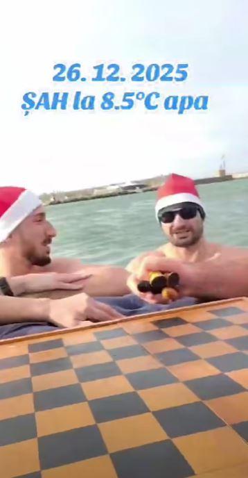 Imagini virale de la malul Mării Negre: Patru bărbaţi curajoşi au jucat şah în apa rece, în a doua zi de Crăciun 1034205