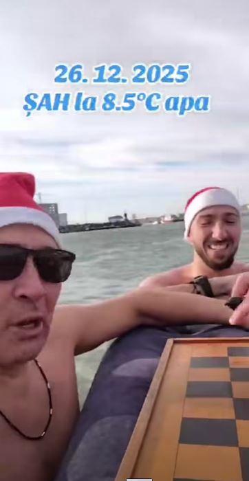 Imagini virale de la malul Mării Negre: Patru bărbaţi curajoşi au jucat şah în apa rece, în a doua zi de Crăciun 1034206
