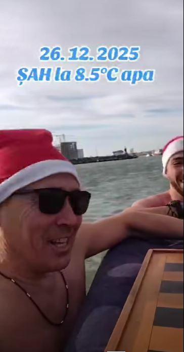 Imagini virale de la malul Mării Negre: Patru bărbaţi curajoşi au jucat şah în apa rece, în a doua zi de Crăciun 1034207