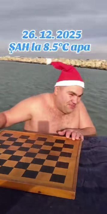 Imagini virale de la malul Mării Negre: Patru bărbaţi curajoşi au jucat şah în apa rece, în a doua zi de Crăciun 1034208