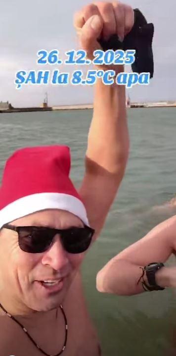 Imagini virale de la malul Mării Negre: Patru bărbaţi curajoşi au jucat şah în apa rece, în a doua zi de Crăciun 1034209