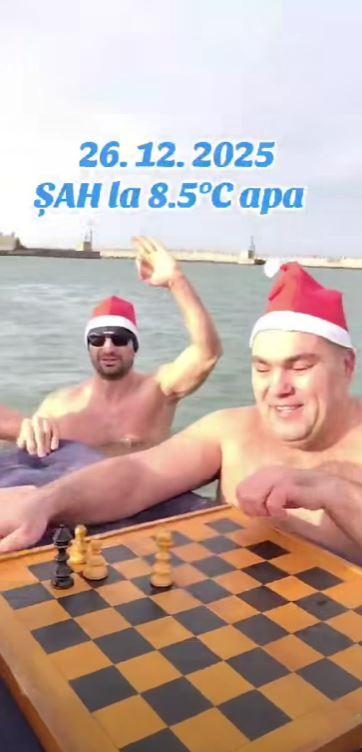 Imagini virale de la malul Mării Negre: Patru bărbaţi curajoşi au jucat şah în apa rece, în a doua zi de Crăciun 1034210