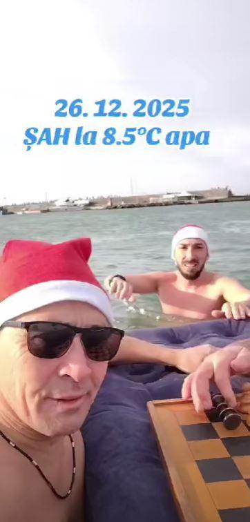 Imagini virale de la malul Mării Negre: Patru bărbaţi curajoşi au jucat şah în apa rece, în a doua zi de Crăciun 1034211