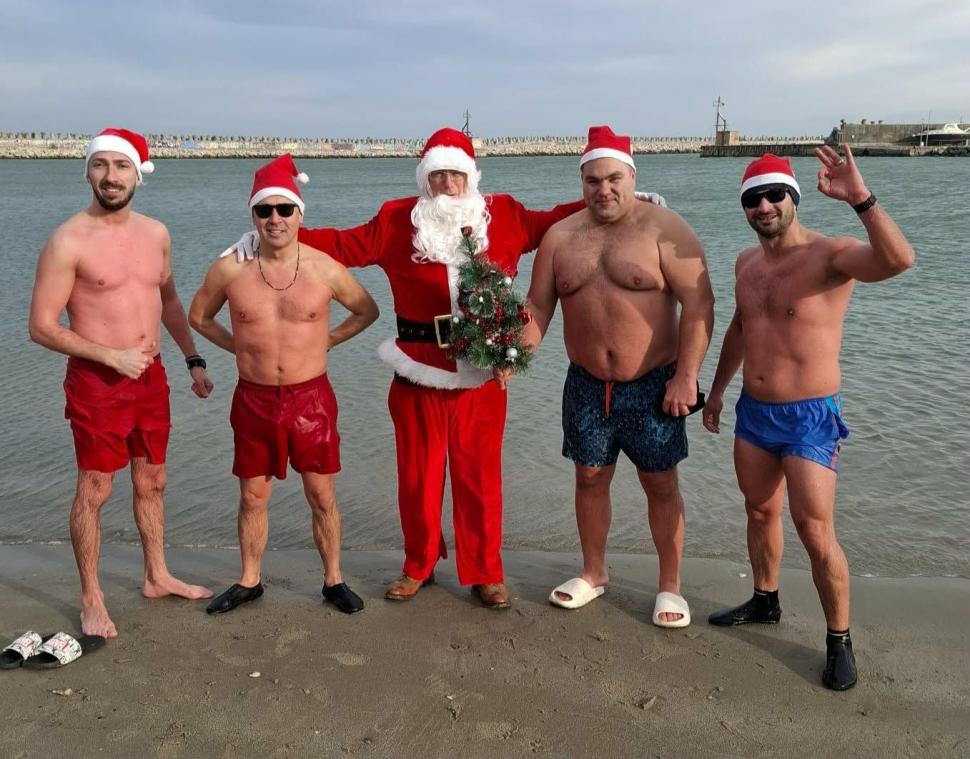 Imagini virale de la malul Mării Negre: Patru bărbaţi curajoşi au jucat şah în apa rece, în a doua zi de Crăciun 1034212