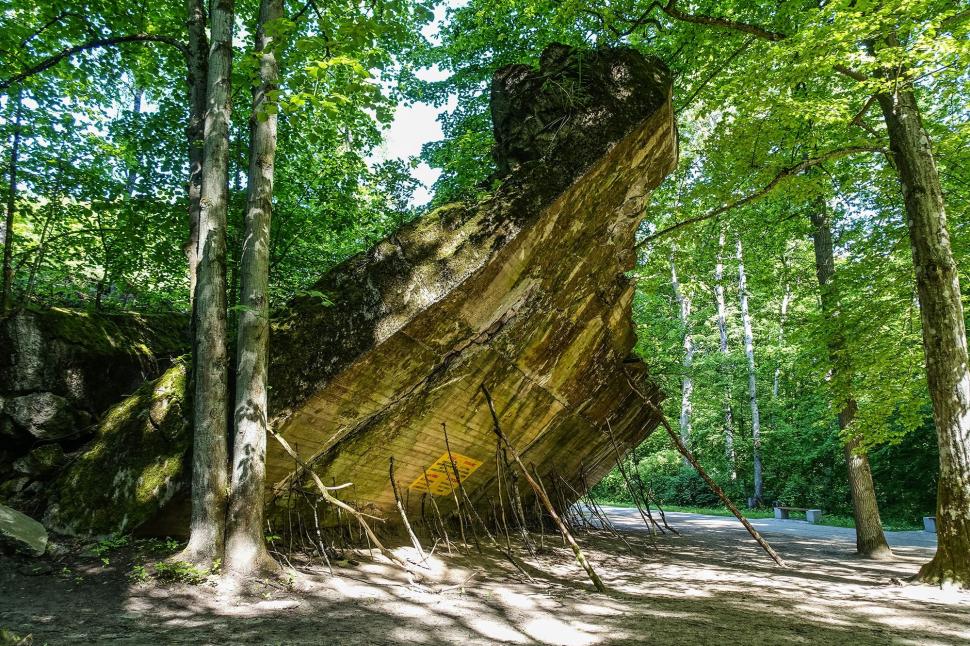 În Bârlogul Lupului, locul din care Hitler a condus războiul împotriva Rusiei. Buncărele ascunse în pădure încă pot fi vizitate 1034184