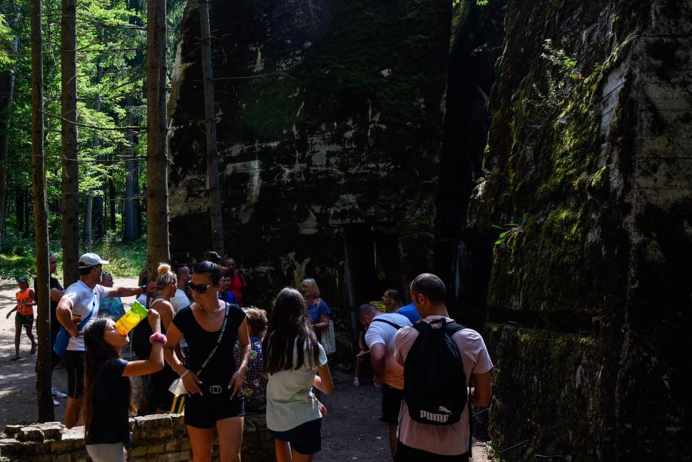 În Bârlogul Lupului, locul din care Hitler a condus războiul împotriva Rusiei. Buncărele ascunse în pădure încă pot fi vizitate 1034187