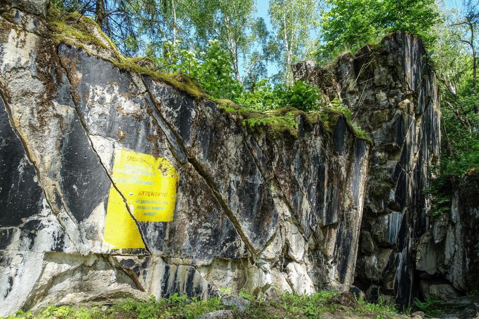 În Bârlogul Lupului, locul din care Hitler a condus războiul împotriva Rusiei. Buncărele ascunse în pădure încă pot fi vizitate 1034188