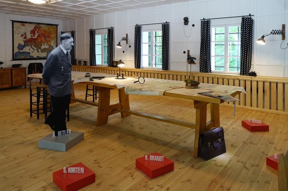 În Bârlogul Lupului, locul din care Hitler a condus războiul împotriva Rusiei. Buncărele ascunse în pădure încă pot fi vizitate 1034189