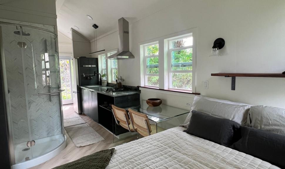 Oamenii sunt fermecați de această micro-casă de 2,5 metri lățime, cu un interior încântător. Ce dotări are și cât costă 1034251