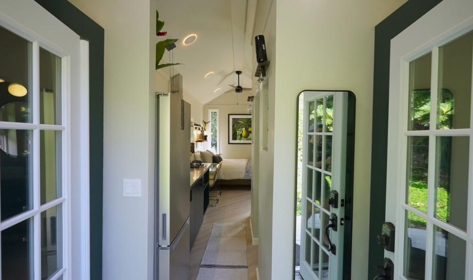 Oamenii sunt fermecați de această micro-casă de 2,5 metri lățime, cu un interior încântător. Ce dotări are și cât costă 1034254