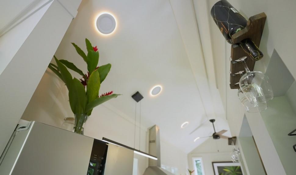 Oamenii sunt fermecați de această micro-casă de 2,5 metri lățime, cu un interior încântător. Ce dotări are și cât costă 1034255