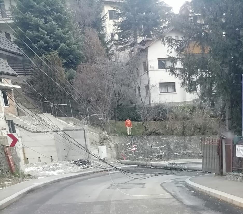 Pericol în Sinaia. Vântul bate cu peste 100 de km/h, cad copaci şi stâlpi. Apel către populație, să stea în case 1034270