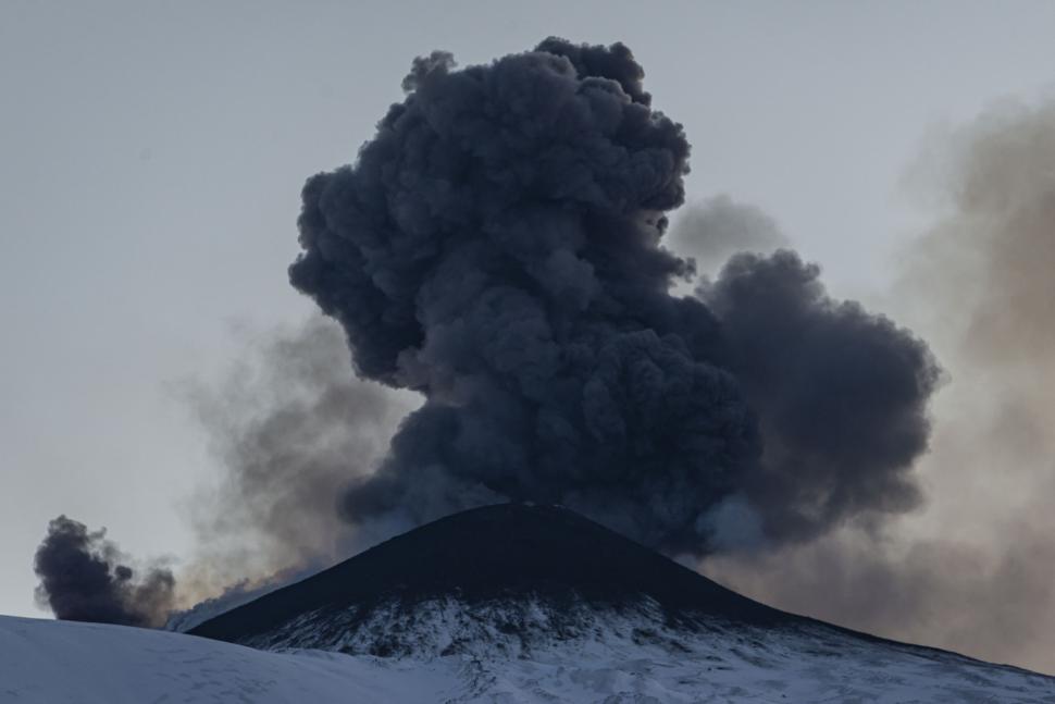 Explozii de lavă și nori de cenușă pe Etna. După mulţi ani s-a activat craterul de nord-est. A fost emisă o alertă galbenă  1034416