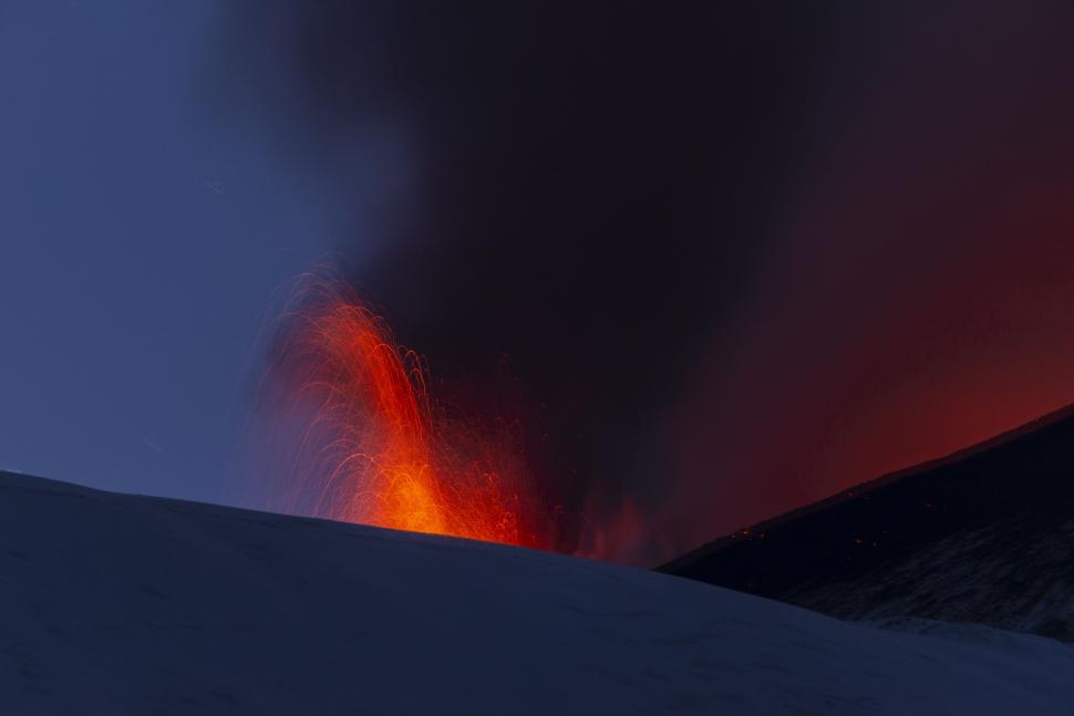 Explozii de lavă și nori de cenușă pe Etna. După mulţi ani s-a activat craterul de nord-est. A fost emisă o alertă galbenă  1034417