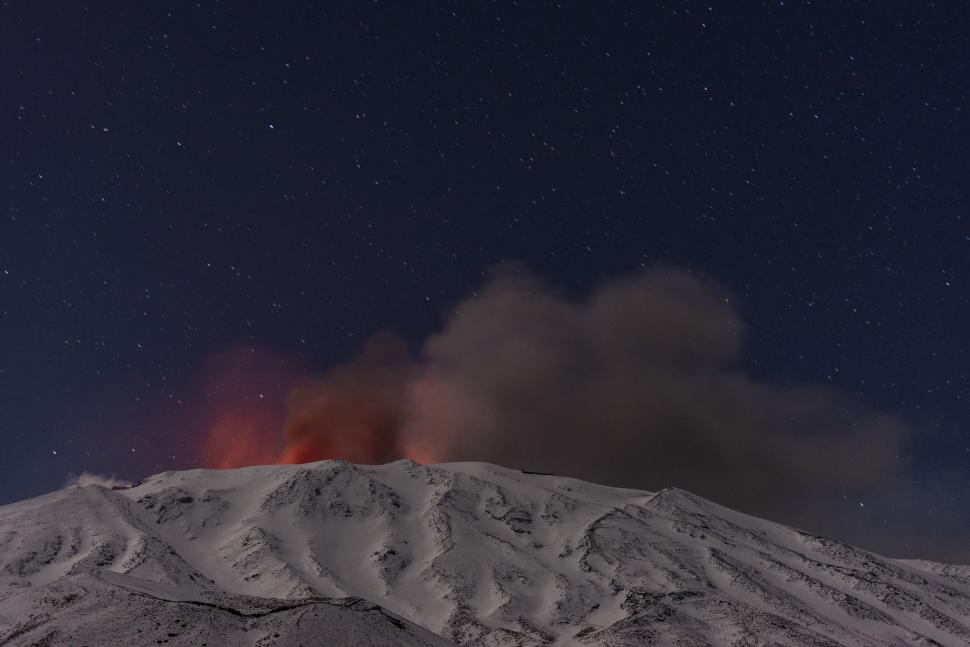 Explozii de lavă și nori de cenușă pe Etna. După mulţi ani s-a activat craterul de nord-est. A fost emisă o alertă galbenă  1034418