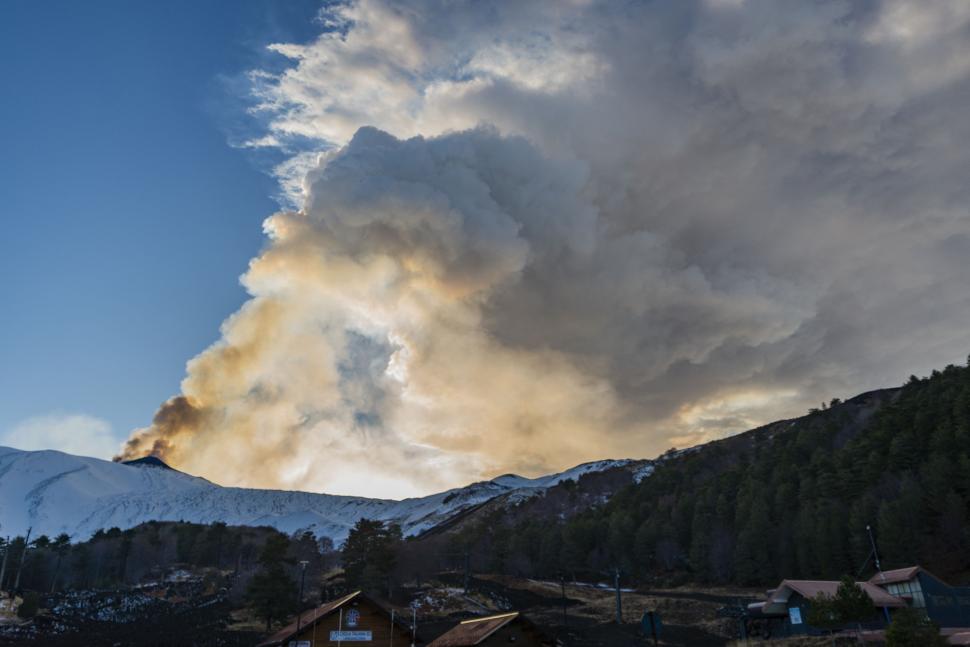 Explozii de lavă și nori de cenușă pe Etna. După mulţi ani s-a activat craterul de nord-est. A fost emisă o alertă galbenă  1034419