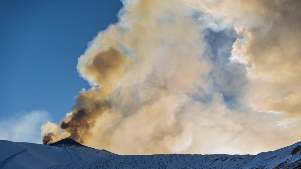 Explozii de lavă și nori de cenușă pe Etna. După mulţi ani s-a activat craterul de nord-est. A fost emisă o alertă galbenă  1034420
