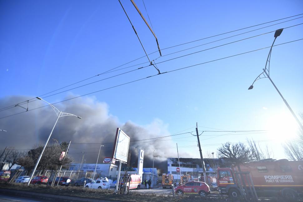 Incendiu uriaș la un depozit din Sectorul 6 al Capitalei. Pompierii sting flăcările cu roboți din cauza riscurilor mari de prăbușire 1034505
