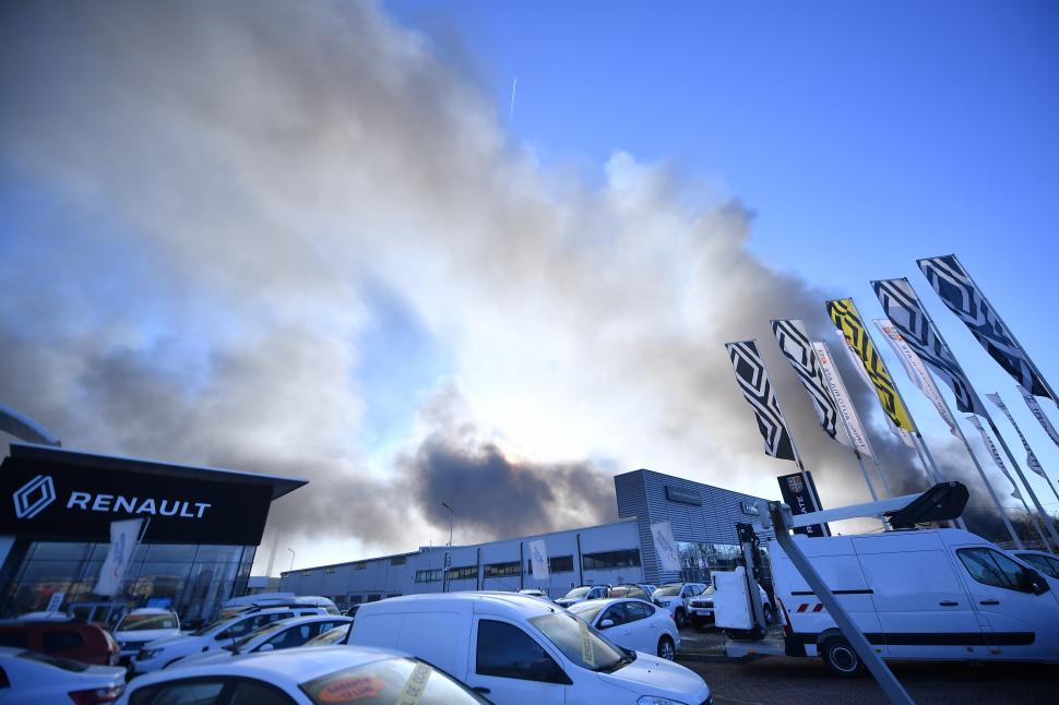 Incendiu uriaș la un depozit din Sectorul 6 al Capitalei. Pompierii sting flăcările cu roboți din cauza riscurilor mari de prăbușire 1034506