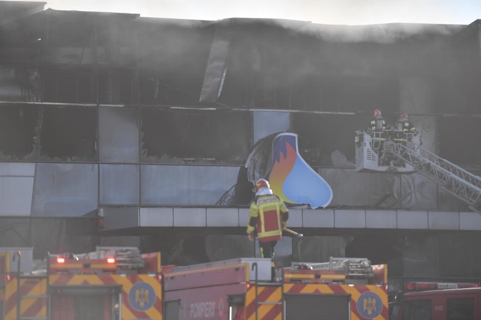 Incendiu uriaș la un depozit din Sectorul 6 al Capitalei. Pompierii sting flăcările cu roboți din cauza riscurilor mari de prăbușire 1034507