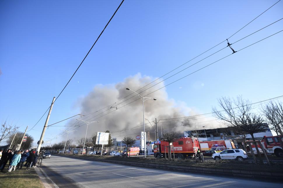 Incendiu uriaș la un depozit din Sectorul 6 al Capitalei. Pompierii sting flăcările cu roboți din cauza riscurilor mari de prăbușire 1034508
