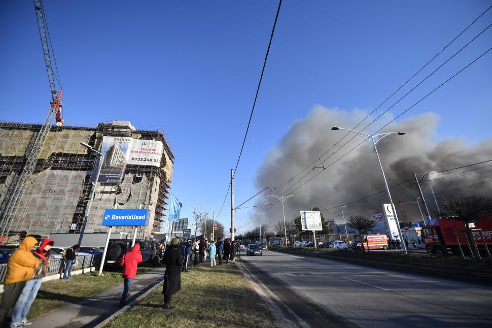 Incendiu uriaș la un depozit din Sectorul 6 al Capitalei. Pompierii sting flăcările cu roboți din cauza riscurilor mari de prăbușire 1034509